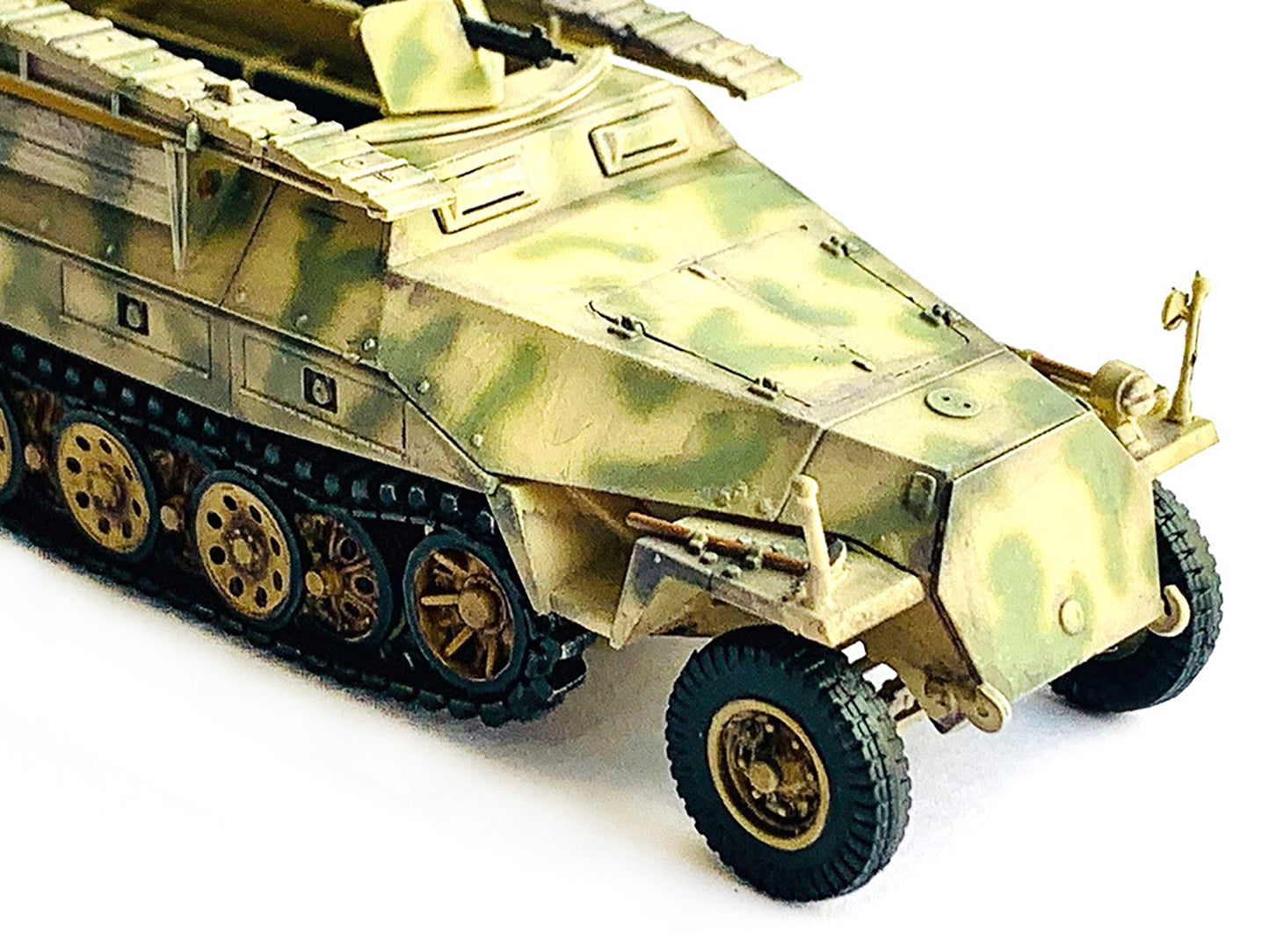 German Sd.Kfz. 251/7 Ausf.D Pionierpanzerwagen Armored Vehicle "NEO Dragon Armor" Series 1/72 Plastic Model by Dragon Models