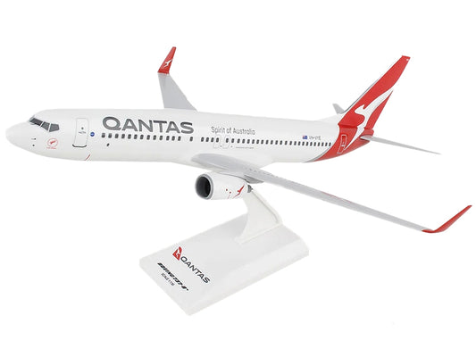 Boeing 737-800 Commercial Aircraft "Qantas Airways" (VH-VYE) White with Red Tail (Snap-Fit) 1/130 Plastic Model by Skymarks